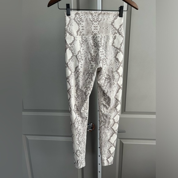 BEACH RIOT Ayla Leggings in taupe snake size small S - Picture 4 of 7
